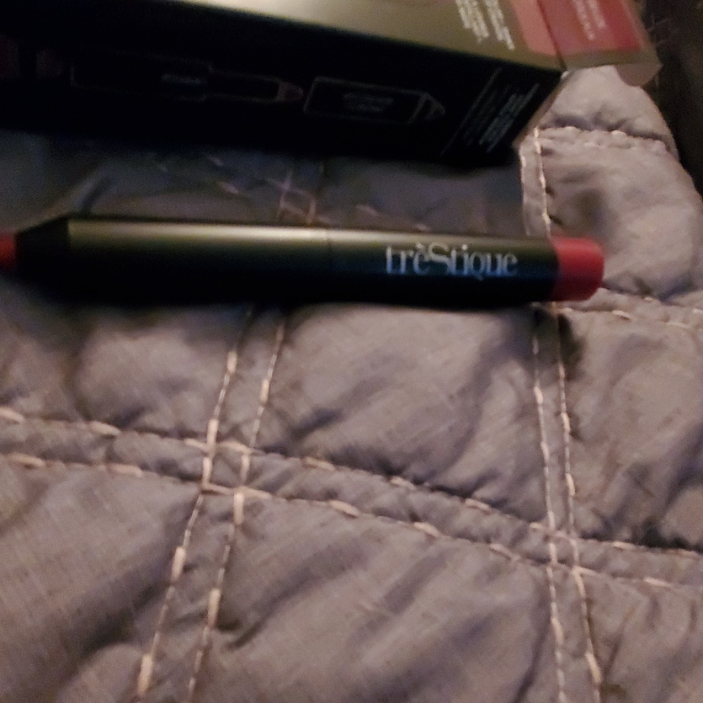 💋💄👄trèStique matte+shiny lip crayon 👄👄 - Picture 3 of 5